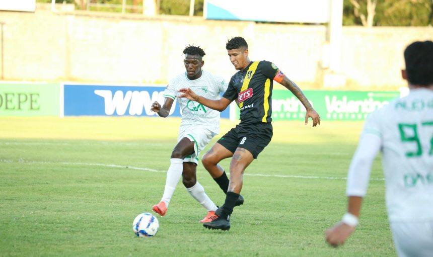 Richard Dabas de Moca FC ante Miguel Silverio de Jarabacoa (Imagen/Fuente Externa).