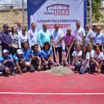El subdirector general del Instituto Nacional de Educación Física (INEFI), Elvis Duarte, junto a profesores y técnicos da el "palazo simbólico" para dejar iniciados los trabajos de construcción de un polideportivo techado en el Centro Educacional Santo Cura de Ars.