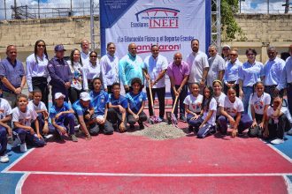 El subdirector general del Instituto Nacional de Educación Física (INEFI), Elvis Duarte, junto a profesores y técnicos da el "palazo simbólico" para dejar iniciados los trabajos de construcción de un polideportivo techado en el Centro Educacional Santo Cura de Ars.