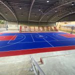 Vista panorámica del moderno polideportivo que el Instituto Nacional de Educación Física (INEFI) construyó en el Centro Educativo Morayma Veloz de Bàez, en Bayaguana.