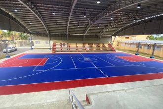 Vista panorámica del moderno polideportivo que el Instituto Nacional de Educación Física (INEFI) construyó en el Centro Educativo Morayma Veloz de Bàez, en Bayaguana.