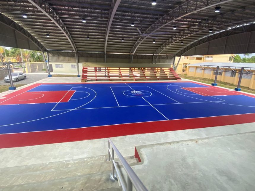 Vista panorámica del moderno polideportivo que el Instituto Nacional de Educación Física (INEFI) construyó en el Centro Educativo Morayma Veloz de Bàez, en Bayaguana.