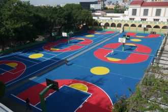 Vista aérea de las cuatro canchas del colegio Don Bosco remozadas por el Instituto Nacional de Educación Física (INEFI).