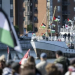 ARCHIVO - Manifestantes con banderas palestinas miran mientras el barco con destino a Gaza 'Handala' llega al puerto de Malmö, Suecia, el miércoles 8 de mayo de 2024. Foto: Johan Nilsson/TT News Agency via AP, Archivo