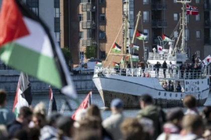 ARCHIVO - Manifestantes con banderas palestinas miran mientras el barco con destino a Gaza 'Handala' llega al puerto de Malmö, Suecia, el miércoles 8 de mayo de 2024. Foto: Johan Nilsson/TT News Agency via AP, Archivo