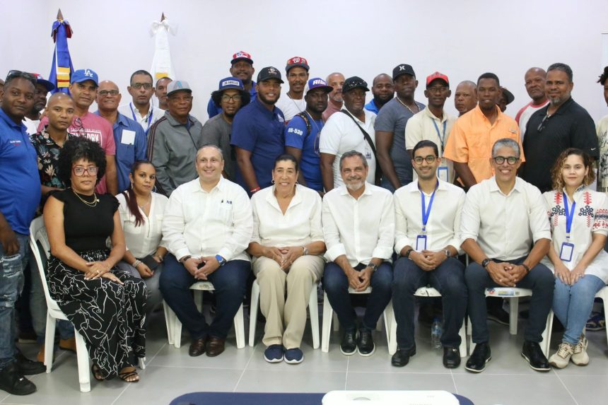 Participantes y expositores del taller impartido por la dirección del Comisionado Nacional de Béisbol (Imagen/Fuente Externa).