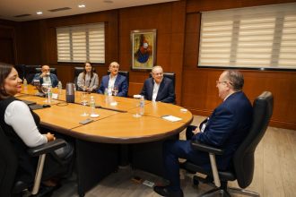 Ministro Magín Díaz se reúne con la ONEC; reafirma apertura al diálogo para fortalecer economía nacional