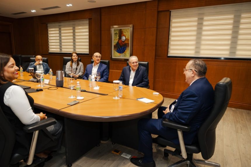 Ministro Magín Díaz se reúne con la ONEC; reafirma apertura al diálogo para fortalecer economía nacional