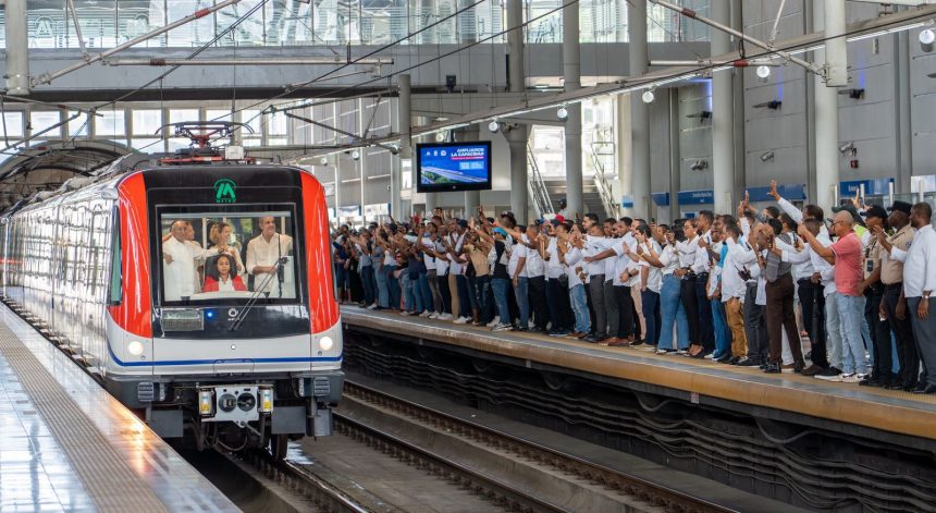 Presidente DOMINICANO inaugura ampliación y pasillo de interconexión peatonal del Metro de Santo Domingo; trenes de 6 vagones operarán desde este domingo