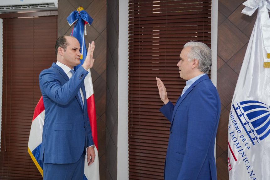 Luis Miguel De Camps juramenta a Adolfo Pérez De León como nuevo director del INABIE