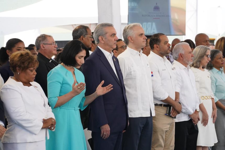 Abinader llama a los padres a acompañar y motivar a sus hijos en el nuevo año escolar 2025-2026