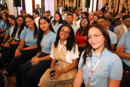 Abinader dice año escolar inicia con una matrícula de 2,664,028 estudiantes; 77.5% corresponde al sector público y 22.5% al sector privado