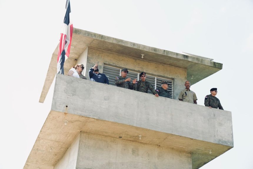 Ministro de Defensa de RD y Subsecretario de Defensa de EE.UU. recorren frontera domínico-haitiana de Manzanillo a Dajabón