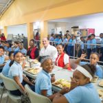 Director ejecutivo del INABIE supervisa alimentación escolar y comparte almuerzo con estudiantes