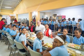 Director ejecutivo del INABIE supervisa alimentación escolar y comparte almuerzo con estudiantes