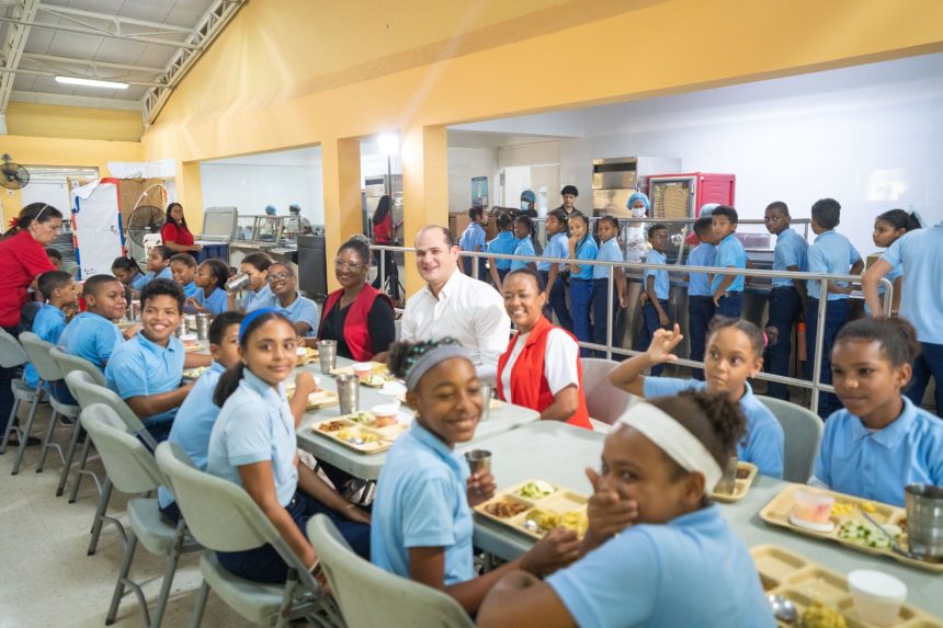 Director ejecutivo del INABIE supervisa alimentación escolar y comparte almuerzo con estudiantes