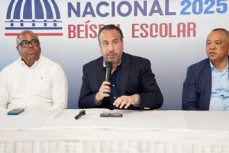 El director ejecutivo del Instituto Nacional de Educación Física, Alberto Rodríguez Mella, ofrece detalles del Segundo Torneo Nacional de Béisbol Escolar (11-12 años) que se llevará a cabo del 19 de agosto al 7 de septiembre. Les acompañan dirigentes y técnicos de la Federación Dominicana de Béisbol (FEDOM) y del INEFI.