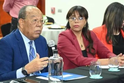 Dr. Enrique González, director ejecutivo de CONAVIHSIDA, y Dra. Carol G. Martínez, presidenta del CIPESA