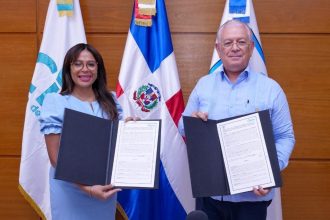Dra. Carol G. Martínez Medina Presidenta (CIPESA) y el Ing. José Rafael Espaillat Embajador-Rector Instituto de Educación Superior en Formación Diplomática y Consular (INESDYC)
