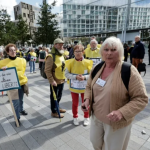 Fotografía extraída de Yahoo! Noticias . La activista y cofundadora del grupo proeutanasia Ultime Liberté, Claude Hurry (centro), llega al juicio en su contra en París, acompañada de simpatizantes, el 15 de septiembre de 2025. (STEPHANE DE SAKUTIN) STEPHANE DE SAKUTIN/AFP/AFP