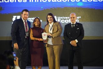 Momento en que el Canciller de UNICARIBE, doctor José Alejandro Aybar M., recibe adjunto a la vicerrectora administrativa, Shahily Pimentel, este Premio del Raking Educativo Innovatec 2025 de manos de Josu Gómez Barrutia, presidente de Innovatec, acompañado de Laura Suárez, CEO Talent Hub.