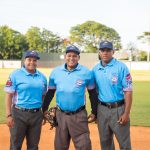 A la izquierda, Omairy Guzmán, momentos antes de convertirse en la primera mujer en arbitrar en la pelota profesional dominicana.