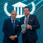 En la gráfica, el Dr. Josu Gómez Barrutia hace entrega de la placa que designa al canciller de UNICARIBE, Dr. José Alejandro Aybar M., como parte del selecto Ranking de Líderes Innovadores 2025, entregado en Guayaquil, Ecuador