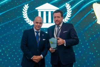 En la gráfica, el Dr. Josu Gómez Barrutia hace entrega de la placa que designa al canciller de UNICARIBE, Dr. José Alejandro Aybar M., como parte del selecto Ranking de Líderes Innovadores 2025, entregado en Guayaquil, Ecuador