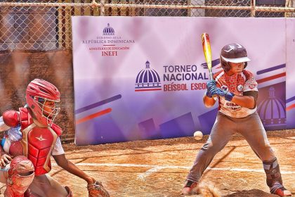 Acción en uno de los partidos correspondiente a la segunda edición del Torneo Nacional de Béisbol Escolar INEFI 2025 que concluirá este fin de semana en el club Banreservas, en la Avenida Gregorio Luperón, en Santo Domingo Oeste.
