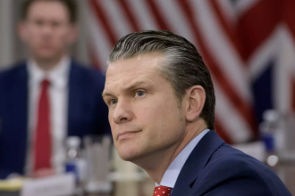El secretario de Defensa, Pete Hegseth, responde a las preguntas de los periodistas durante una reunión con el secretario de Defensa de Gran Bretaña, John Healey, en el Pentágono, el jueves 6 de marzo de 2025, en Washington. (Rod Lamkey / Associated Press)