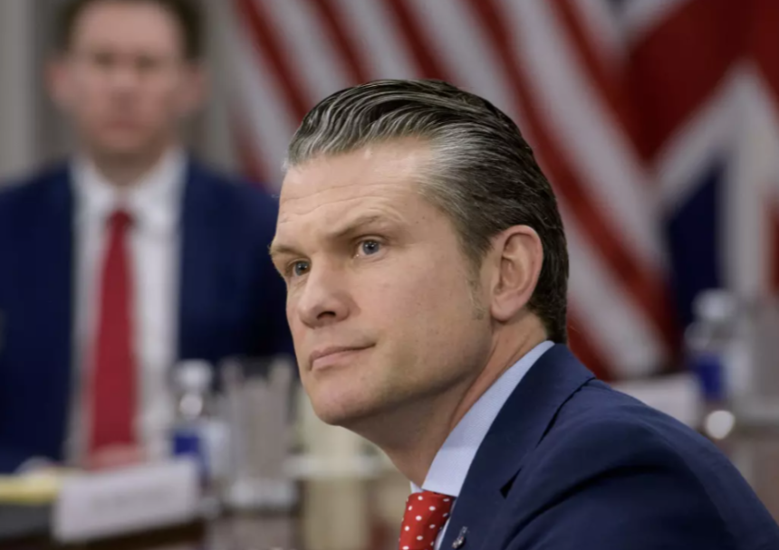 El secretario de Defensa, Pete Hegseth, responde a las preguntas de los periodistas durante una reunión con el secretario de Defensa de Gran Bretaña, John Healey, en el Pentágono, el jueves 6 de marzo de 2025, en Washington. (Rod Lamkey / Associated Press)