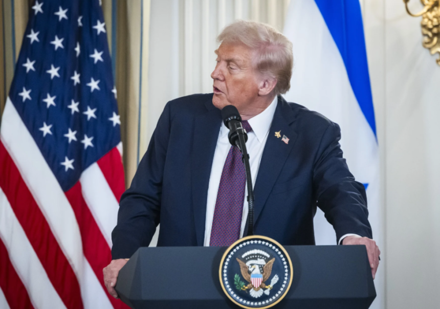 Fotografía extraída de Yahoo! Noticias . O presidente dos Estados Unidos, Donald Trump Imagem: Roberto Schmidt/AFP