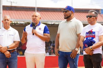 Juan Núñez junto a Edwin Encarnación.