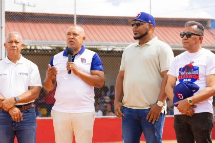Juan Núñez junto a Edwin Encarnación.