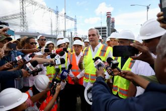 Abinader supervisa construcción de nueva planta eléctrica que aportará más de 400 megavatios al país
