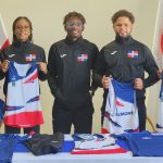 El entrenador Kenny Núñez Veras entrega las indumentarias a los atletas de Pentatlón Moderno Naomi Madé, José Ozoria, Bryan Almonte y Gabriel Domínguez.