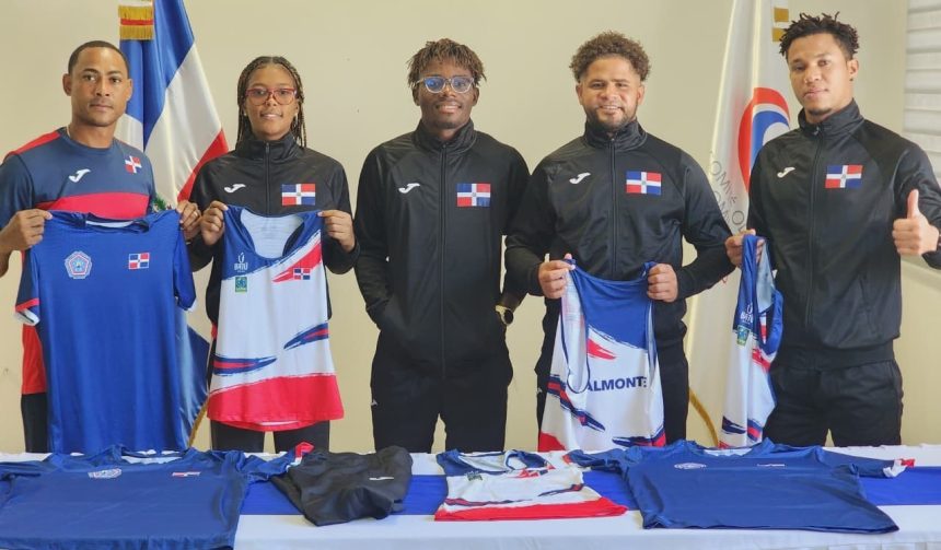 El entrenador Kenny Núñez Veras entrega las indumentarias a los atletas de Pentatlón Moderno Naomi Madé, José Ozoria, Bryan Almonte y Gabriel Domínguez.