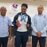 De izquierda a derecha, William Ozuna, presidente Federación Dominicana de Pesas. Crismery Santana y el presidente del COD, Garibaldy Bautista.