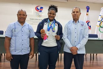 De izquierda a derecha, William Ozuna, presidente Federación Dominicana de Pesas. Crismery Santana y el presidente del COD, Garibaldy Bautista.