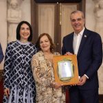 Abinader entrega premios Adulto Mayor del Año a Josefina Miniño y Protector de la Persona Envejeciente a Sor Agripina Acosta
