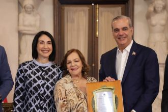 Abinader entrega premios Adulto Mayor del Año a Josefina Miniño y Protector de la Persona Envejeciente a Sor Agripina Acosta