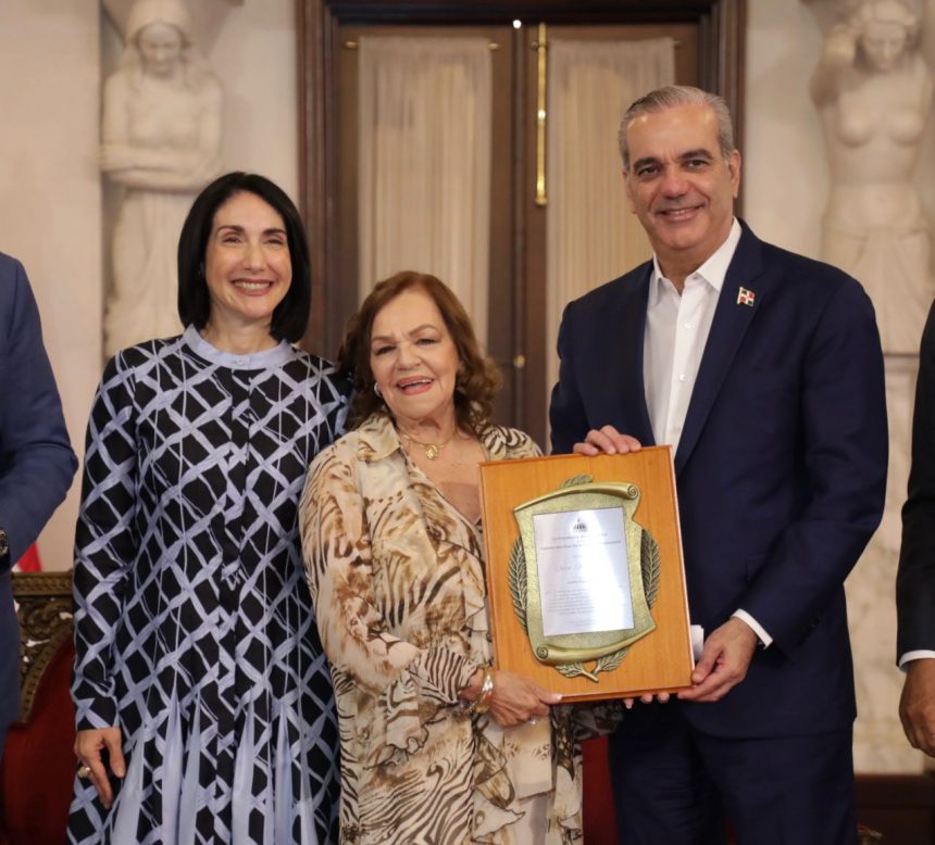 Abinader entrega premios Adulto Mayor del Año a Josefina Miniño y Protector de la Persona Envejeciente a Sor Agripina Acosta