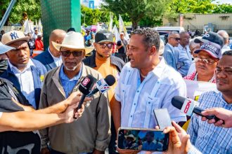 Transportistas protestan en INTRANT y exigen mantener subsidio a los combustibles para evitar alza del pasaje