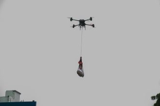 Gobierno dominicano usa drones para llevar alimentos a las poblaciones afectadas por la tormenta Melissa