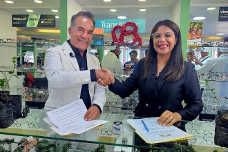 Presidente de la Fundación Mundo Verde de Óptica Almánzar, Ignacio Joga y presidenta de CIPESA, doctora Carol G. Martínez Medina