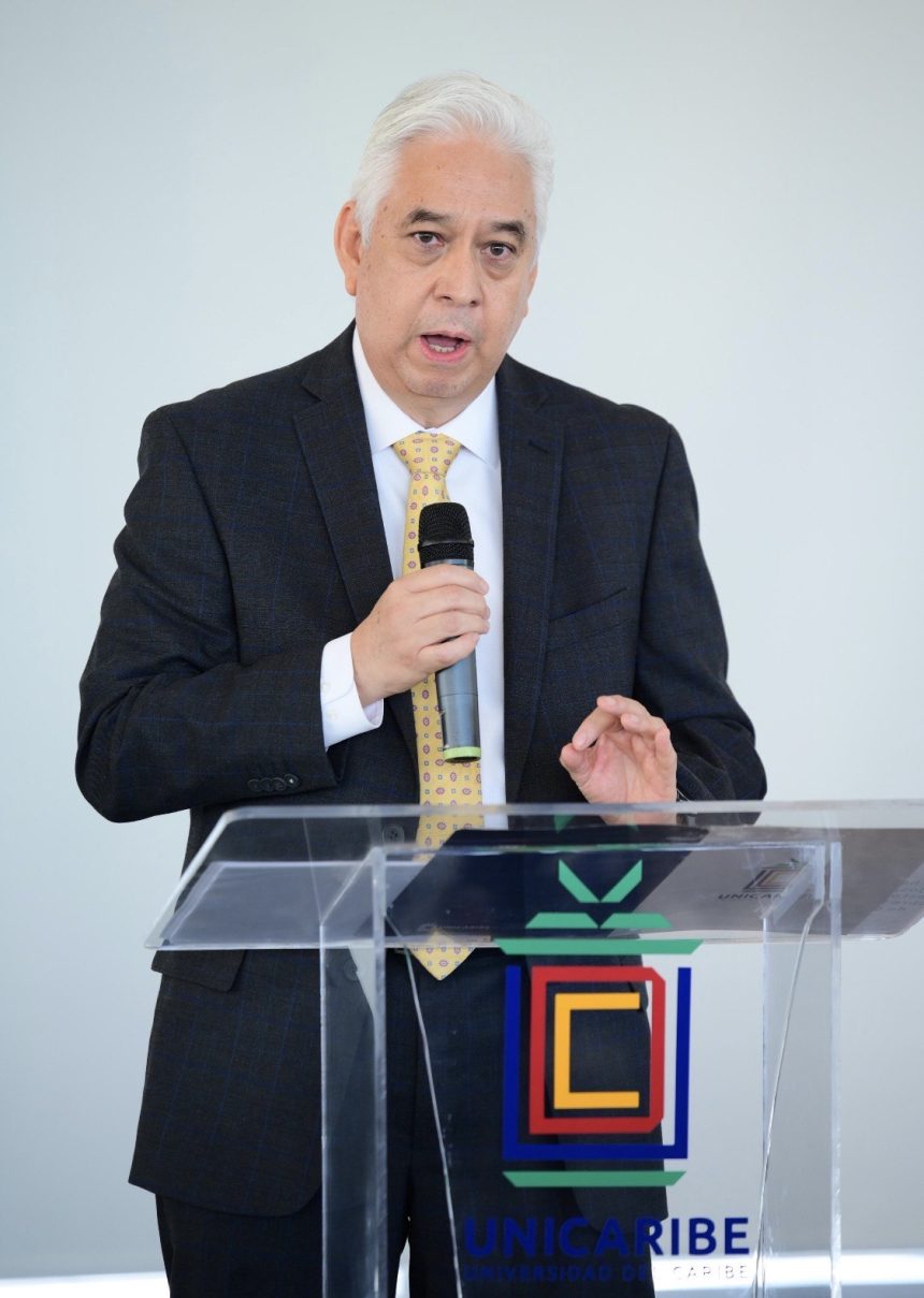 En la gráfica, el nuevo rector de UNICARIBE, presentado en el acto solemne, doctor Ricardo A. Ramírez Mendoza.