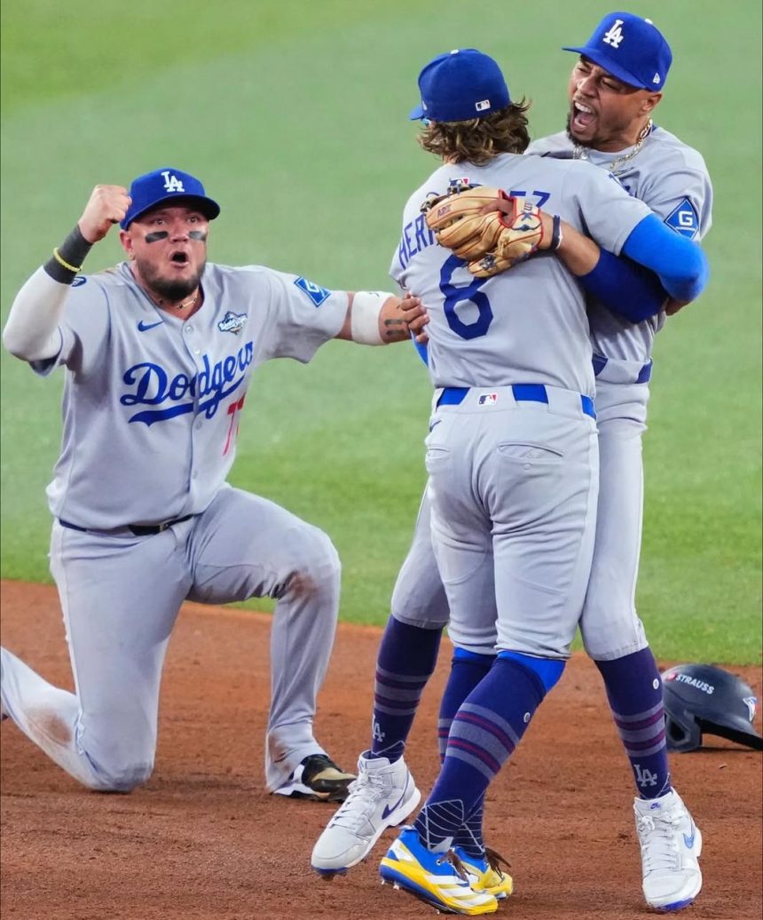 Rojas, Hernández y Betts en celebración (Imagen/Fuente Externa).
