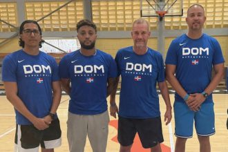 El coach Néstor -Ché- García, al centro, y su cuerpo técnico para la 1ra Ventana Copa Mundial 2027, Abraham Disla, Adenhaweer Díaz y David Díaz.
