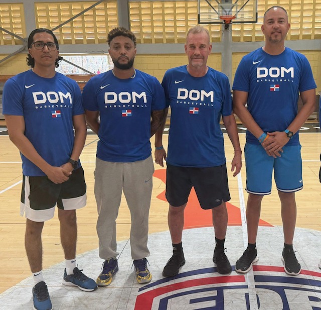 El coach Néstor -Ché- García, al centro, y su cuerpo técnico para la 1ra Ventana Copa Mundial 2027, Abraham Disla, Adenhaweer Díaz y David Díaz.