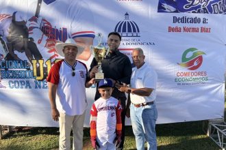 Nelson Cruz entrega la copa de a Juan Núñez y Eriberto Miranda Then.
